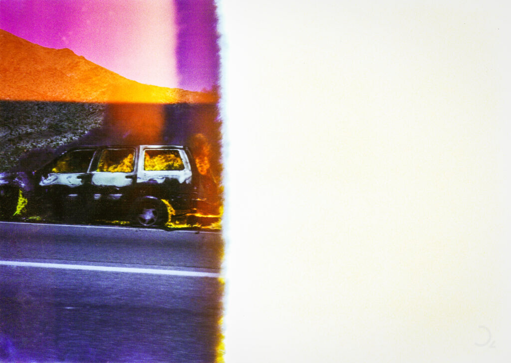 Das Bild zeigt ein Auto am Straßenrand, eingefangen in intensiven Violett- und Orangetönen, die durch eine scheinbare Überbelichtung oder Filmbeschädigung entstehen. Die rechte Hälfte ist vollständig weiß, was dem Foto eine abstrakte, fast traumhafte Qualität verleiht. Die kräftigen Farben und das unerwartete Motiv lassen die Szene surreal und fragmentiert wirken, als wäre sie ein flüchtiger Moment aus einem Traum oder einer verblassenden Erinnerung.